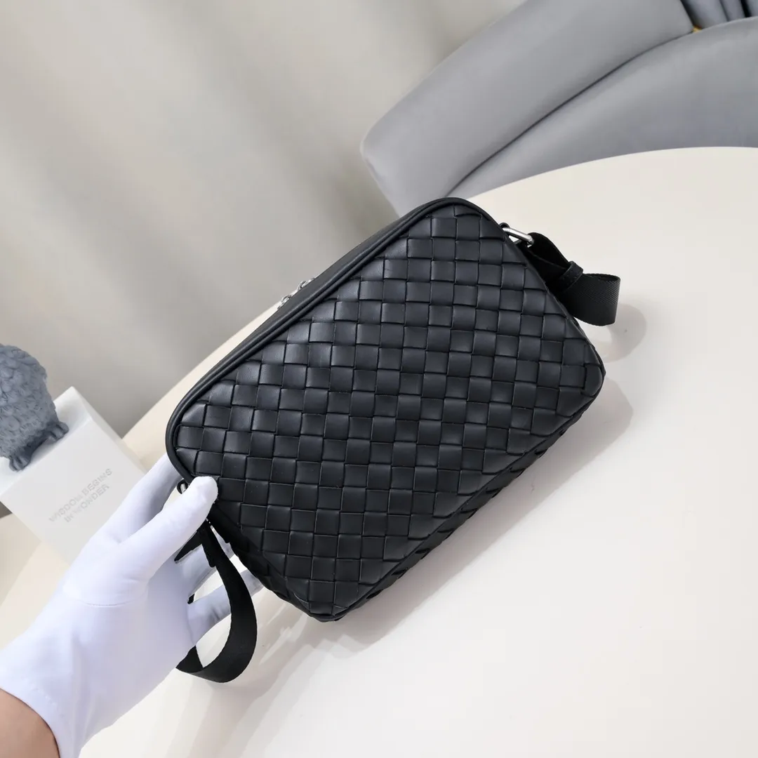 Batch 960 lntrecciato woven cow leather crossbody bag. Zipper opening and closing, the space is too big. It meets the daily needs of going out on the street. Mobile phone 📱 wallet 👛 power bank 🔋 There is no problem with the weaving process. The texture of the upper body 🔝 is very high-end. It is indispensable for going out. 66525# Size: 24.5×15×6cm Color: Black#